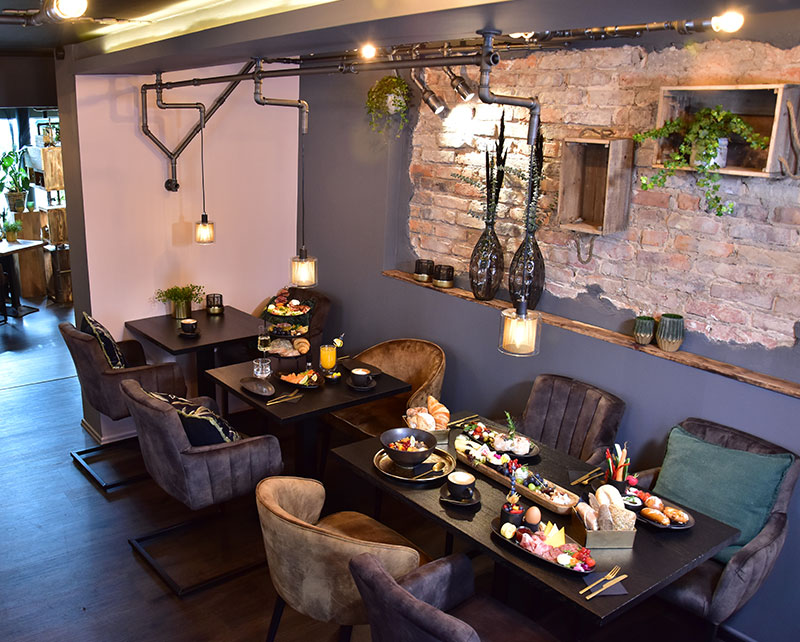 Cafe im modernen, gemütlichen Industrial-Style mit leckerem Frühstück